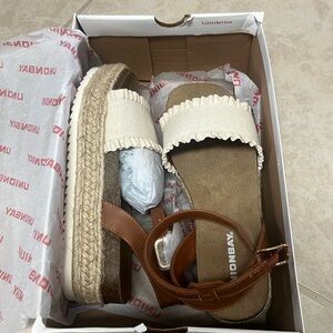 Sandals-Unionbay- size 6- NWT - brown & natural/cream color